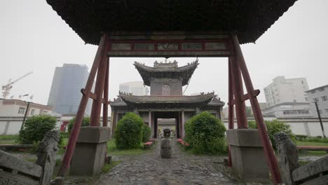 Wunderschöner-Zeitlupenregen,-Der-Auf-Einen-Tempel-In-Der-Mongolei-Fällt.-Stadt-Oulan-Bator